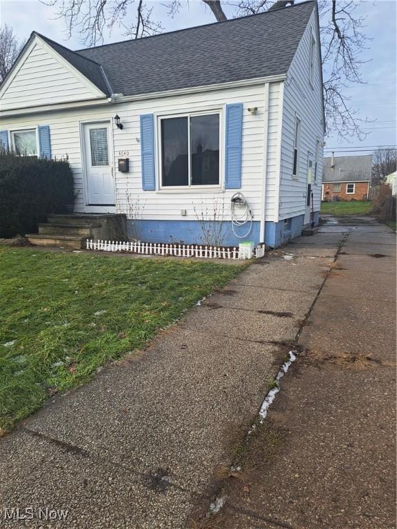 view of front of property featuring a front yard