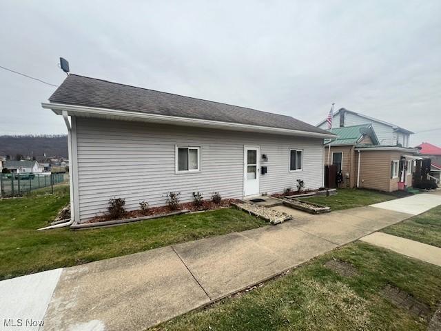 view of front of house with a front lawn