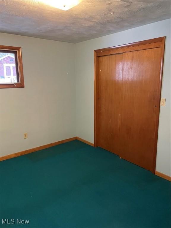 empty room featuring a textured ceiling