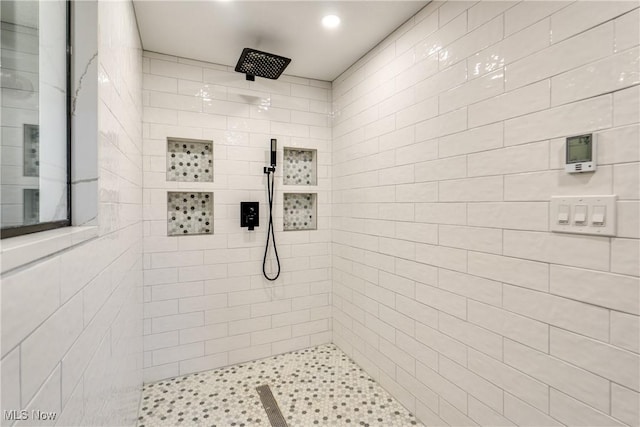 bathroom featuring tiled shower