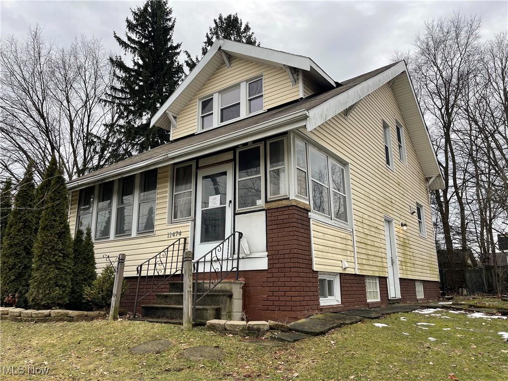 view of front of home featuring a front lawn