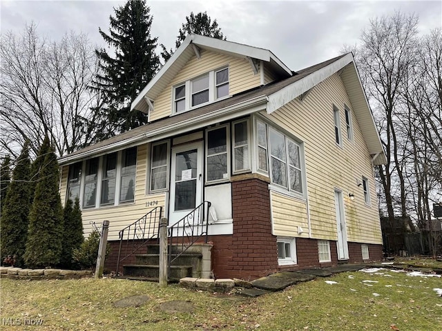 view of front of home featuring a front lawn