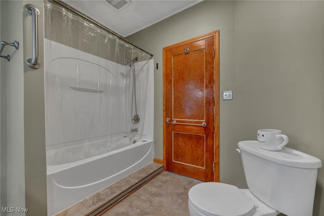 bathroom featuring shower / tub combo with curtain and toilet