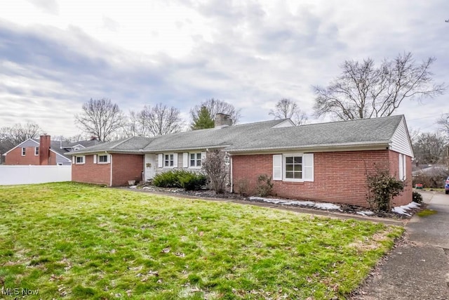 ranch-style home featuring a front lawn