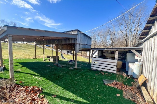 view of yard featuring an outbuilding