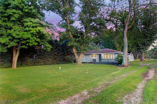 view of yard at dusk