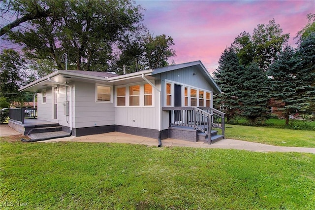 view of front of property featuring a yard