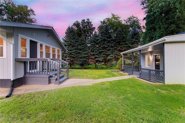 view of yard at dusk