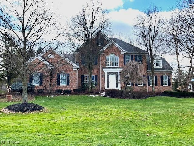 view of front of home featuring a front yard