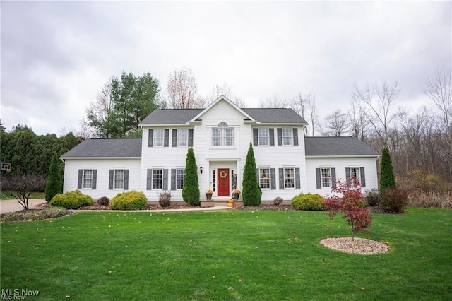 colonial inspired home featuring a front yard