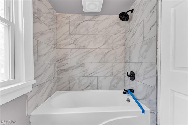 bathroom featuring tiled shower / bath