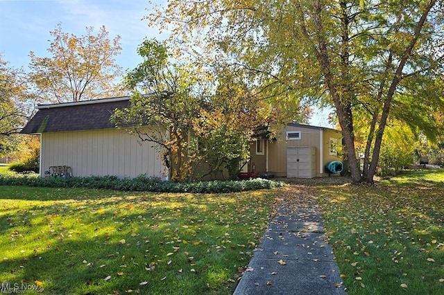 view of front of house featuring a front lawn