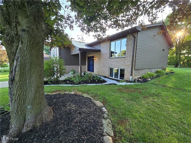 view of front of house with a front lawn