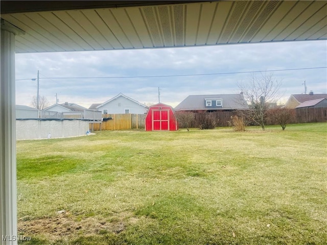 view of yard featuring a shed