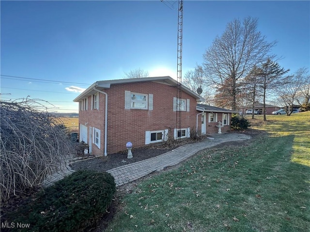 view of side of property featuring a lawn