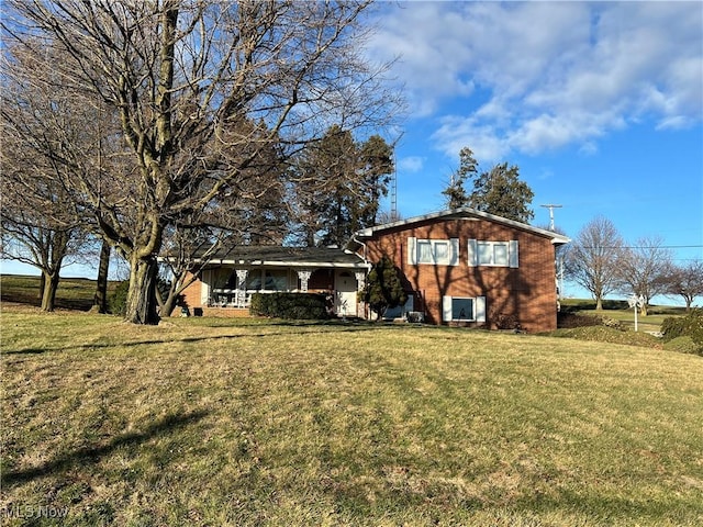 view of front of property featuring a front yard