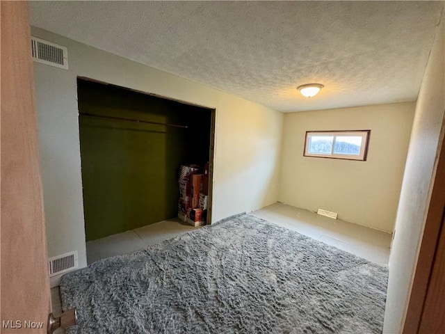 unfurnished bedroom featuring a textured ceiling