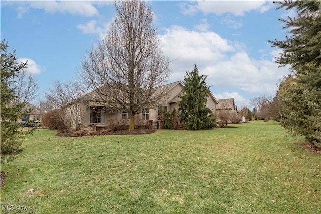 view of front of home featuring a front lawn