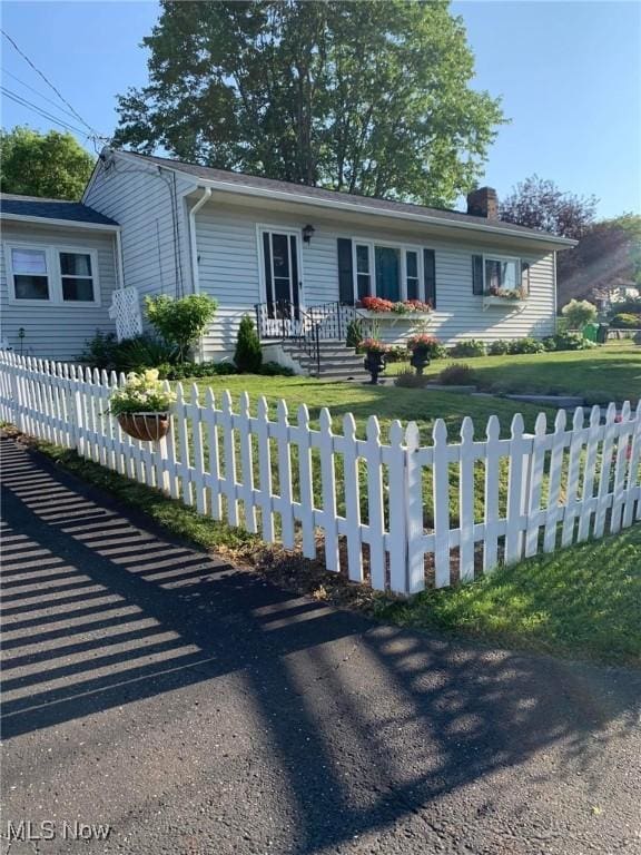 view of front of house with a front lawn