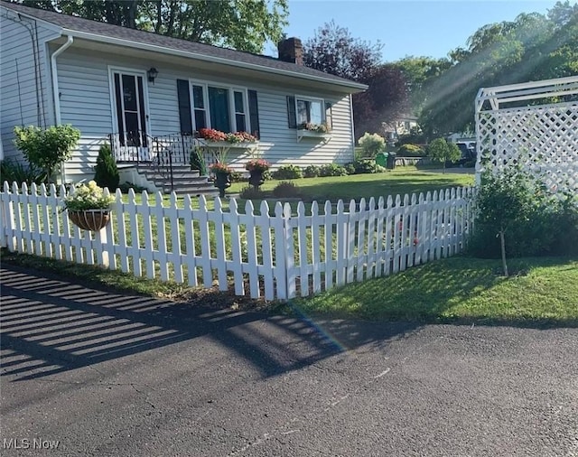 view of front of home featuring a front yard