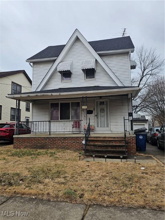 view of front of house featuring covered porch and a front lawn