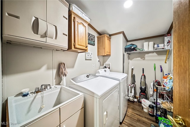 washroom featuring sink, cabinets, ornamental molding, dark hardwood / wood-style floors, and independent washer and dryer