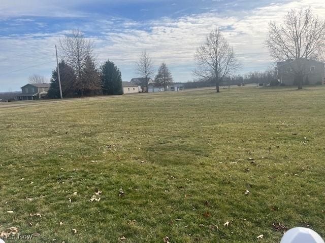 view of yard featuring a rural view