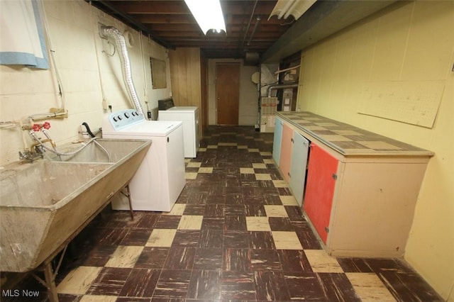 washroom featuring sink and washing machine and clothes dryer