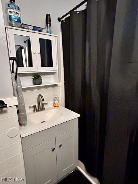 bathroom featuring vanity and decorative backsplash