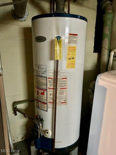 utility room with washer / clothes dryer and water heater