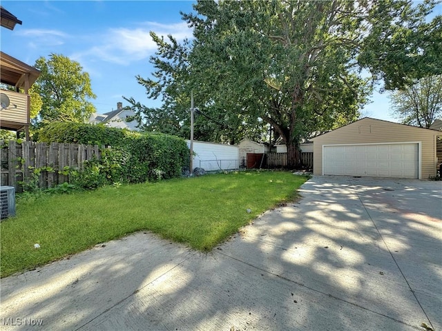 view of yard featuring a garage and an outdoor structure