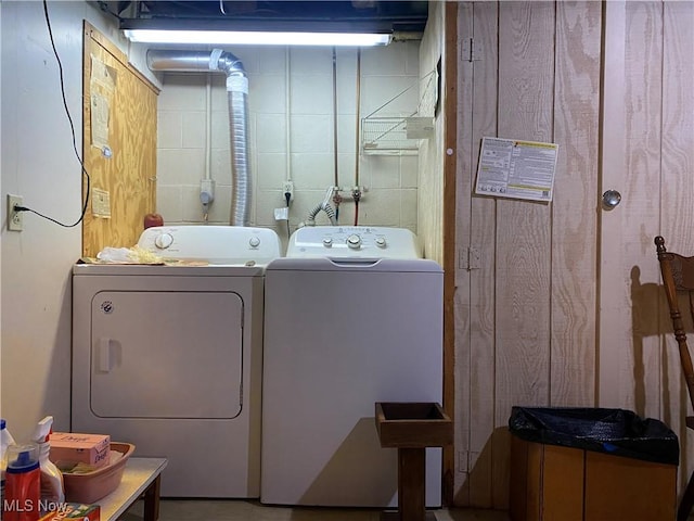 laundry room with washing machine and dryer