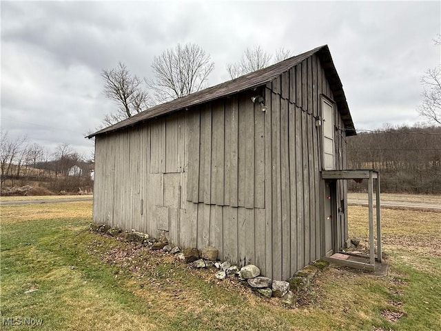 view of outdoor structure with a yard