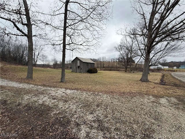 view of yard featuring an outbuilding