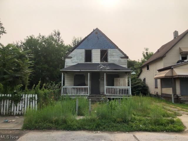 view of front of property featuring covered porch