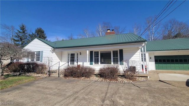 view of front of home featuring a porch and a garage