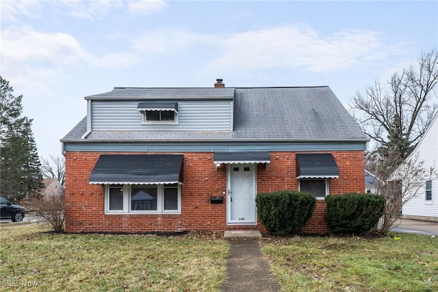 view of front of property featuring a front lawn