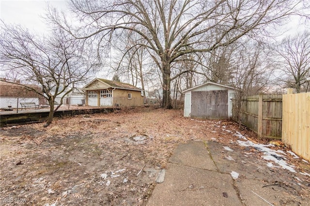 view of yard featuring a storage unit