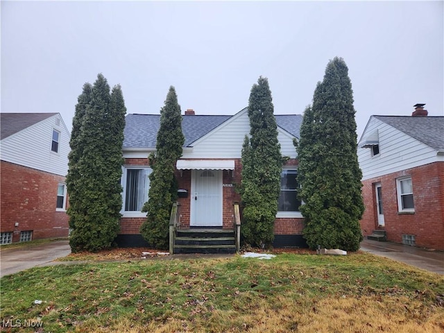 view of front facade with a front yard