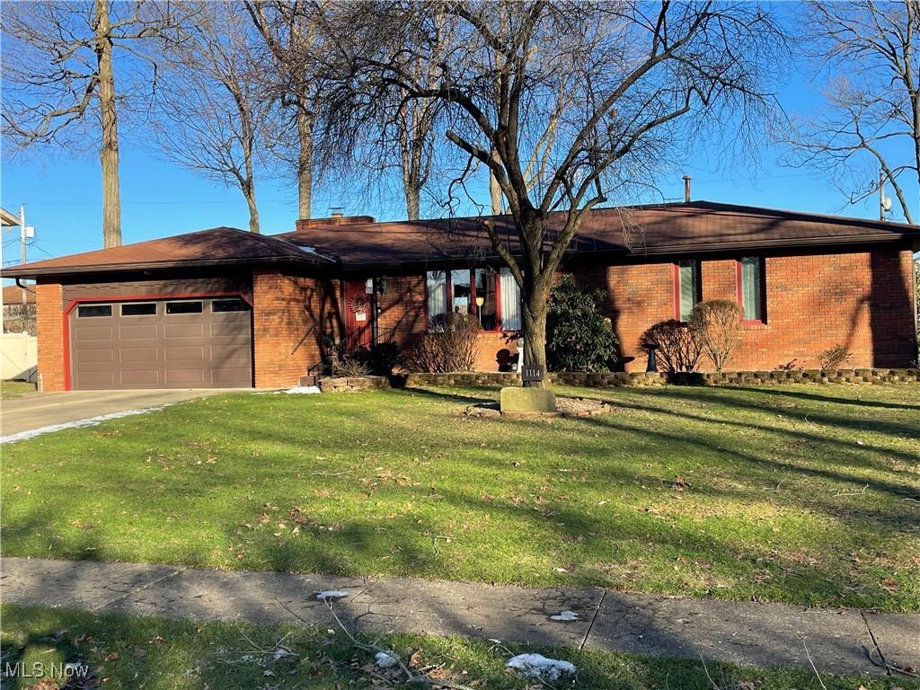 view of front of property featuring a garage and a front lawn