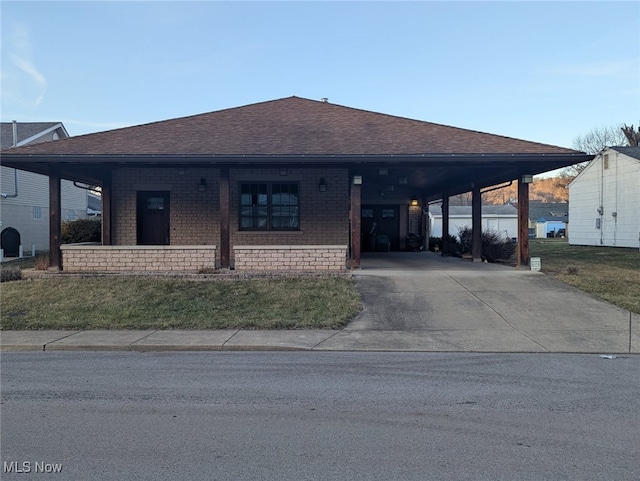 view of front of property with a carport and a front yard