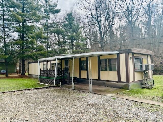 manufactured / mobile home with a front yard