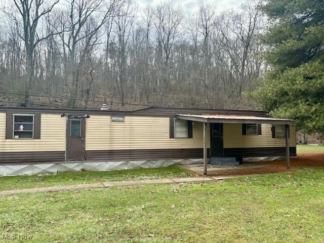 view of front facade featuring a front lawn