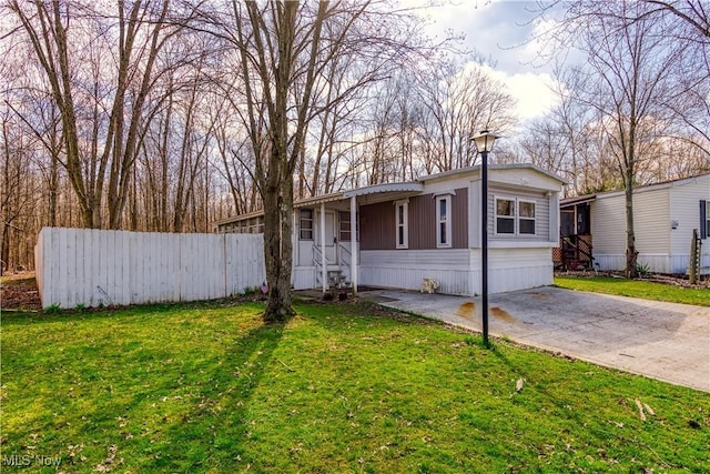 view of front of property featuring a front yard