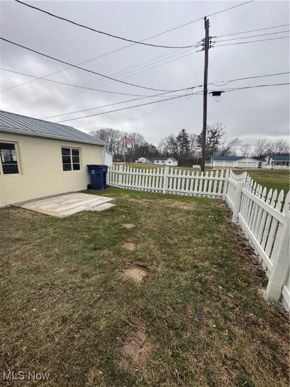 view of yard with a patio area