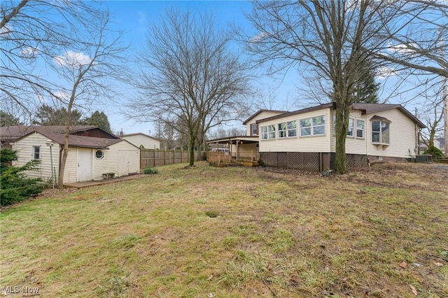 view of yard featuring a shed