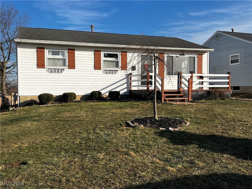 view of front of home with a front lawn