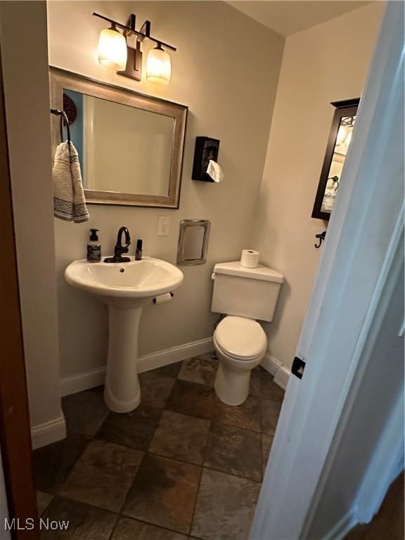 bathroom featuring toilet and sink