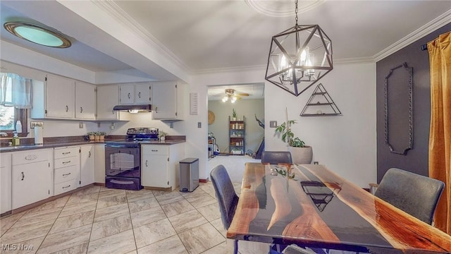 dining space with crown molding, sink, and ceiling fan with notable chandelier