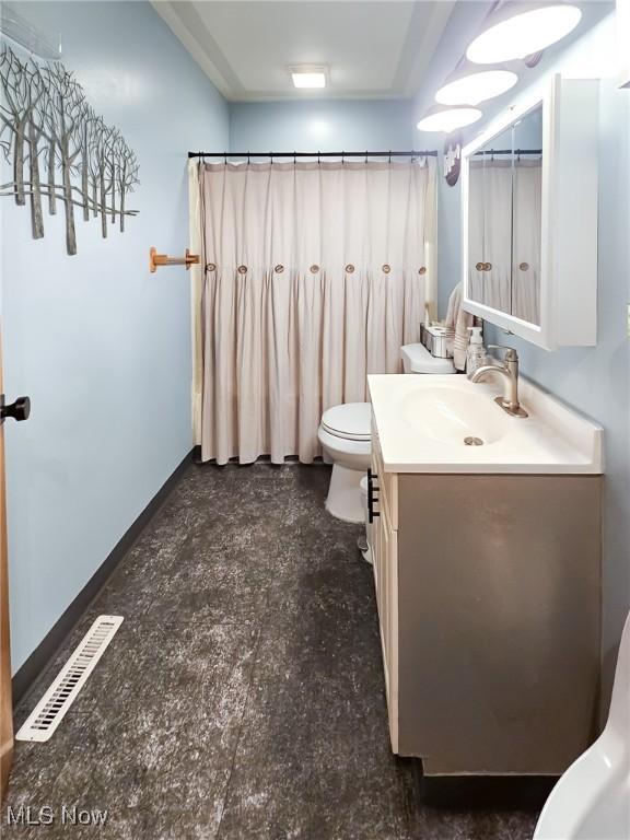 bathroom with vanity, toilet, and a shower with shower curtain